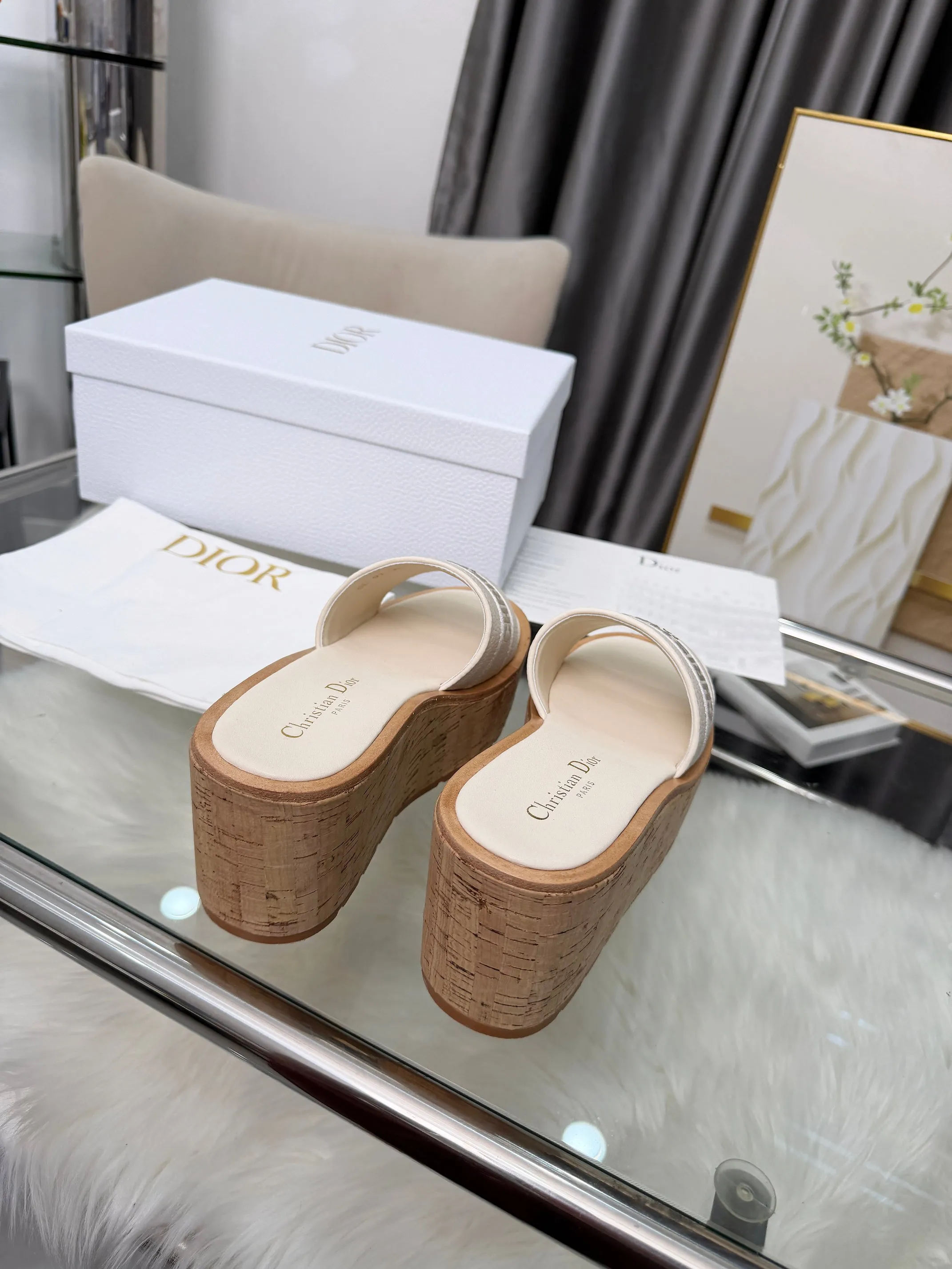 👟👟Ex-factory price 440👟👟 Dior Dior〰️Dway thick-soled wedge sandals✔️This thick-soled sandal is fashionable, casual and highly recognizable. The inspiration is cleverly combined by D's main designer into the perfect shoe shape. Paired with brand buckles, it is even more fashionable! Original version, perfect and exquisite workmanship!  Upper: pebbled leather + electric show code number; 35-39 (40-41 customized)